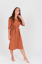 Carregar imagem no visualizador da galeria, Vestido Porto Côvo &lt;p&gt; &lt;p style=&quot;font-size:15px&quot;&gt;Score Ambiental: 8.1/10&lt;/p&gt; &lt;/p&gt; &lt;p style=&quot;font-size:14px&quot;&gt;&lt;progress max=&quot;10&quot; value=&quot;8.1&quot;&gt;&lt;/progress&gt;&lt;/p&gt;
